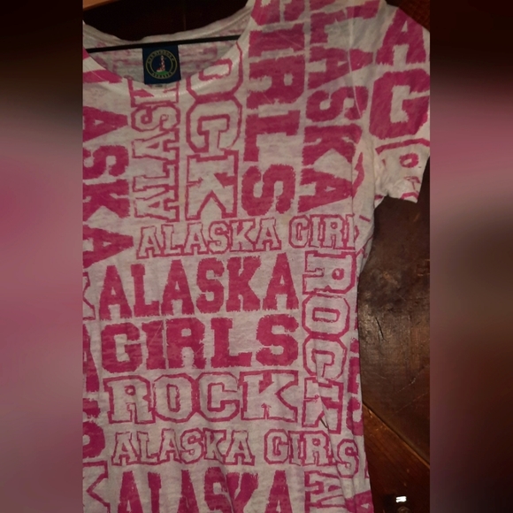 Alaska Tee-shirt 💗🤍 - Picture 2 of 6